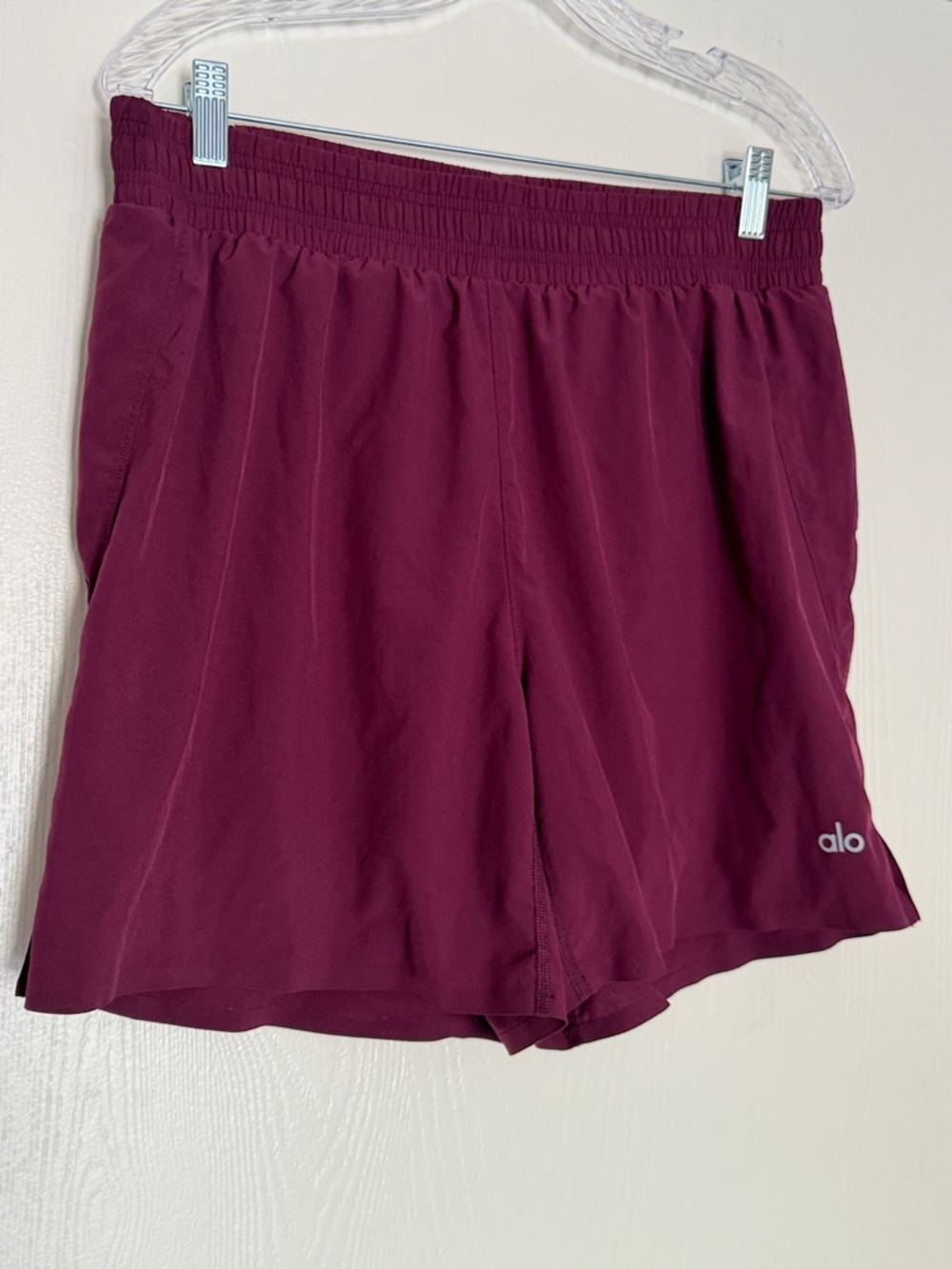 ALO Yoga Maroon Athletic Shorts men’s size large with liner.